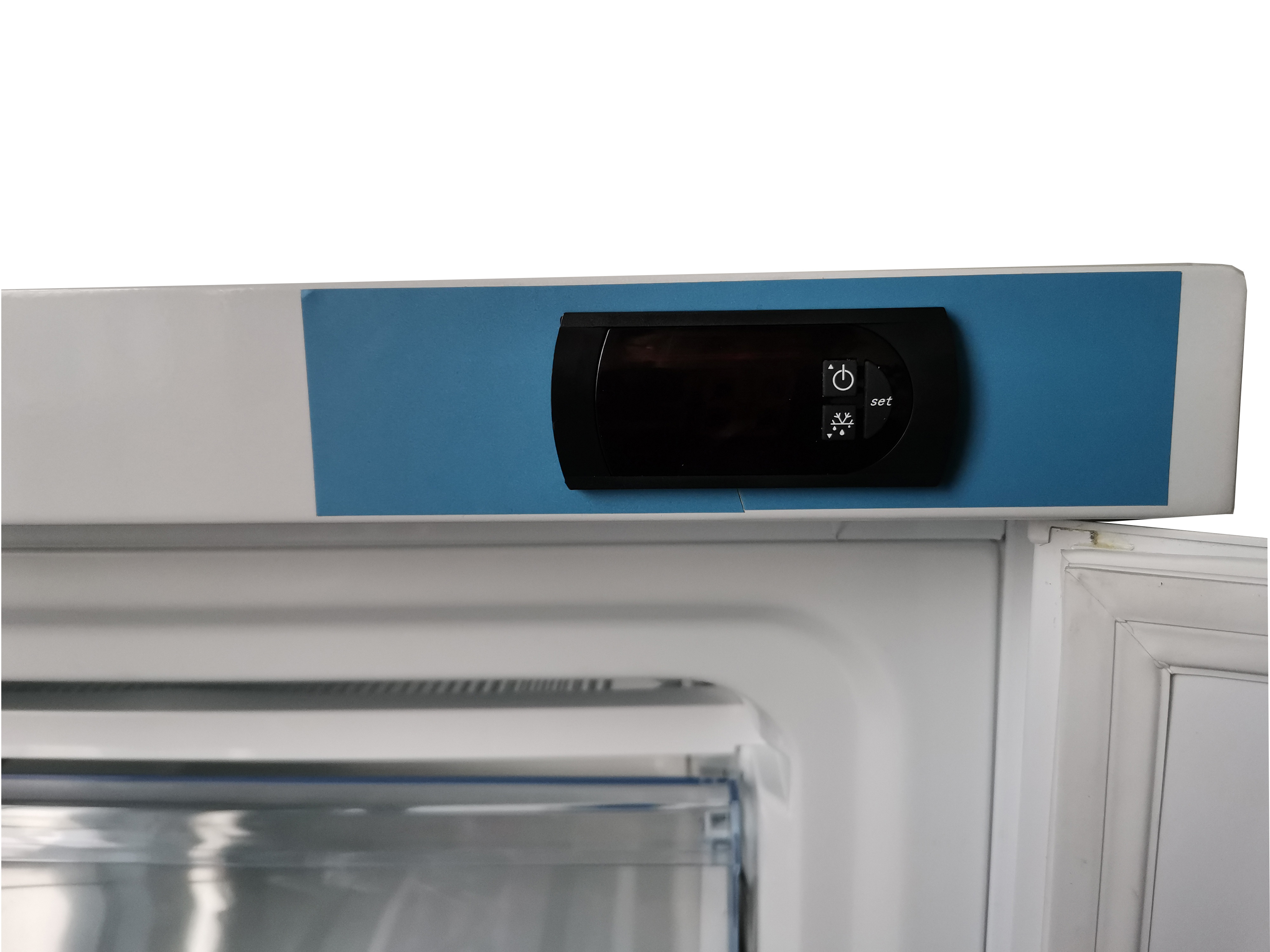 Congelador refrigerado por hidrocarboneto com camada de isolamento espessada